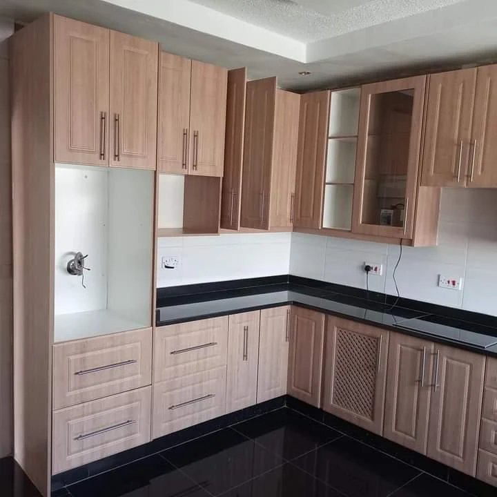 Custom Wozoli kitchen cabinetry with granite worktops & tiled splashback